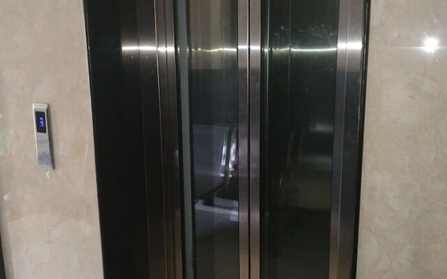 Iroomz Hotel Adhikar