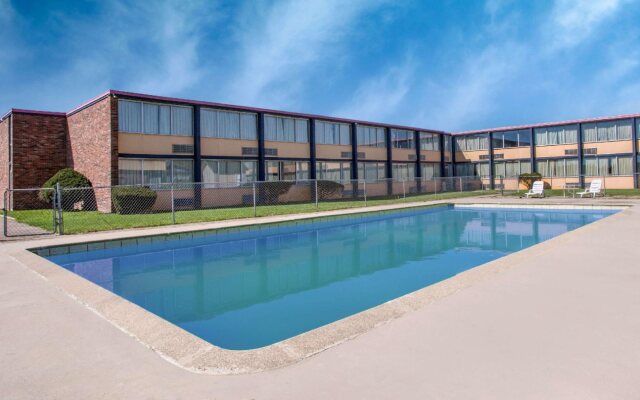 Napoleon Inn & Suits