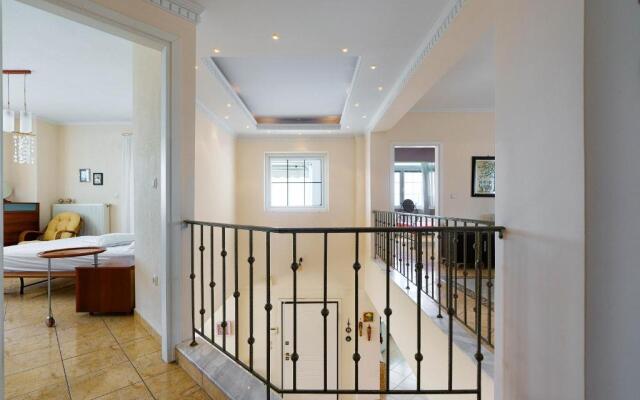 Charming Luxury Villa for 16 People