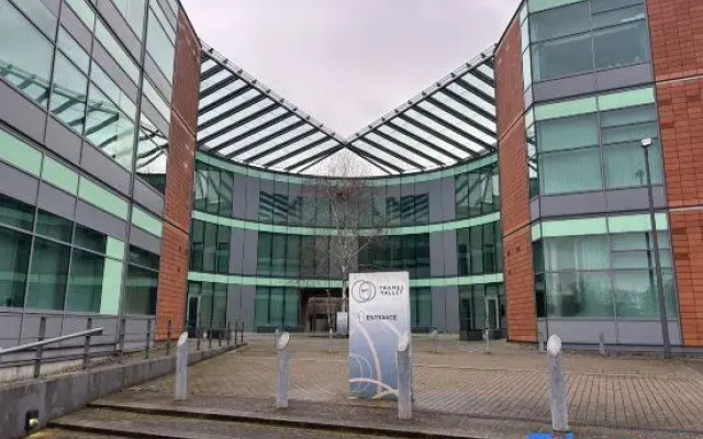 Studios in Central Bracknell, 30mins from London