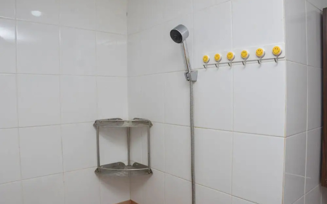 Cozy and Comfort Living Studio at Green Pramuka City Apartment by Travelio – Bathroom – Jakarta