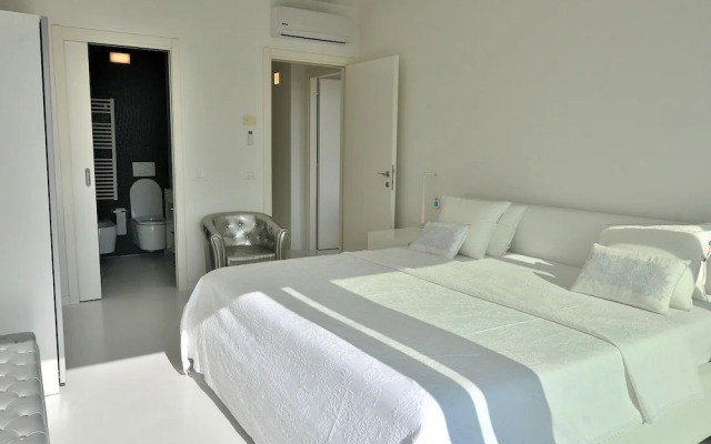 The White Apartment With Pool