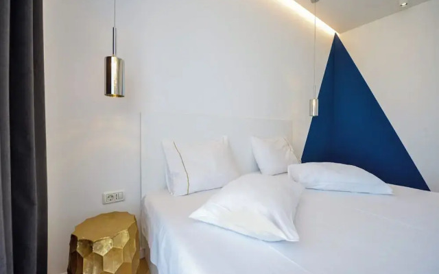 Blue Moon - One Bedroom - Romana Square