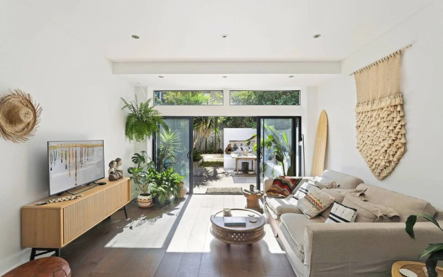 Sunny Beachside Garden Apartment Close To Beach