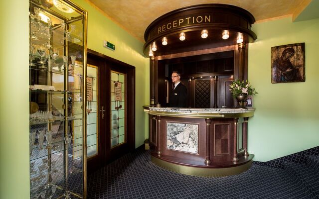 Hotel Selsky Dvur - Bohemian Village Courtyard