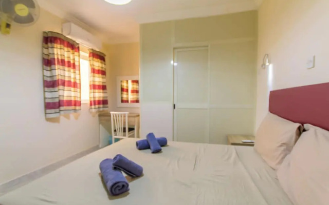 Pool and Sea, charming Merill Apart 5