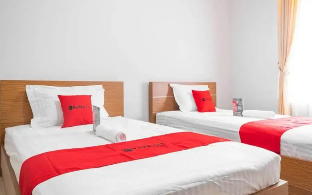 RedDoorz near Siloam Karawaci 3