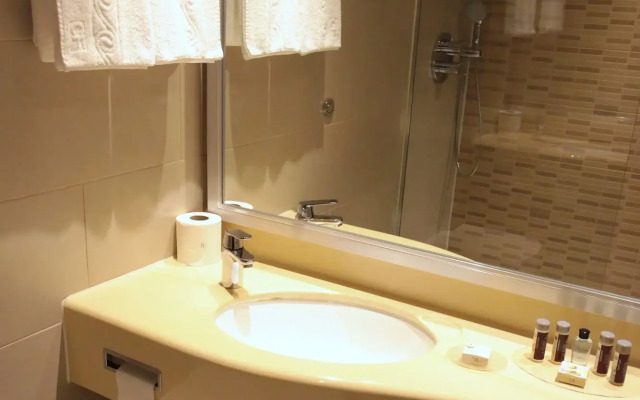 Renaissance London Heathrow Hotel