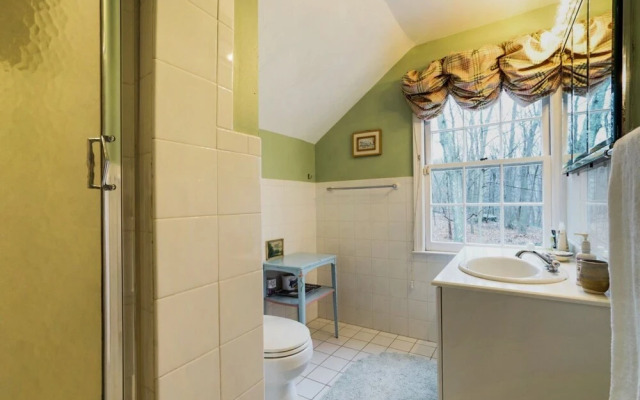 Bedford Big House w Heated Pool & Hot Tub on 4 Acres! Perfect Place to Social Distance and Stay Safe. Super-host Support, Check out our Reviews!