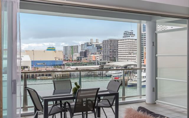 Waterfront 1BR Princes Wharf Apartment
