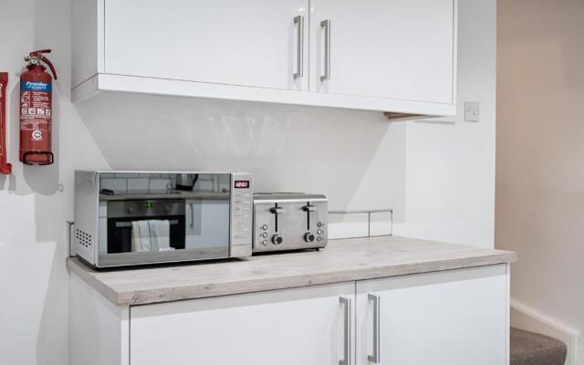 Perfect Location with Parking -Jersey Lodge