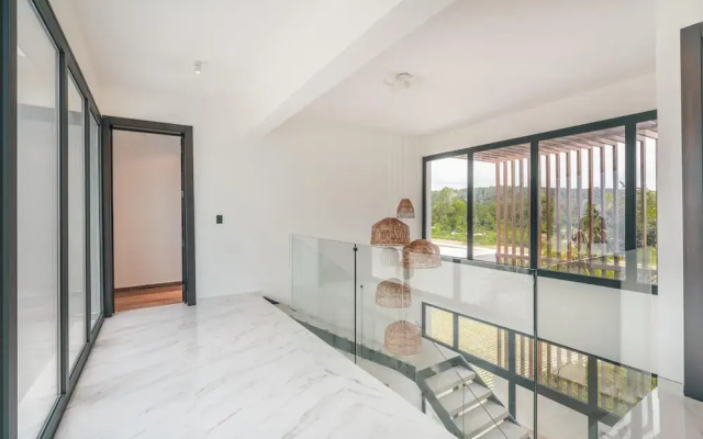Magnificent Villa With Golf Cart Maid at Caleton