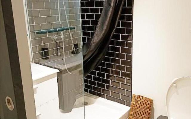 SUPERBE Studio avec coin nuit TOUT EQUIPE !