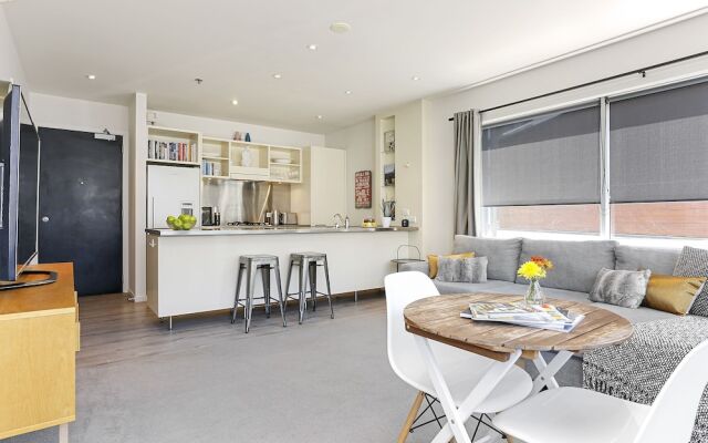 Bright and Spacious Viaduct Living with free carpark by Urban Butler