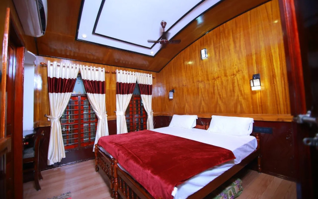 OYO 13525 HouseBoat My Trip Deluxe 3 BHK Private