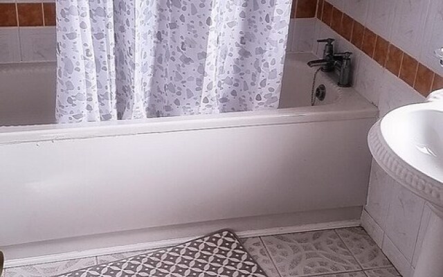 Captivating 3-bed in Wednesbury, Free Parking
