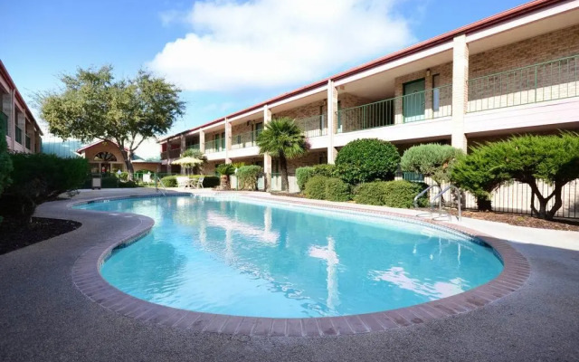 SureStay Plus by Best Western San Antonio Fiesta Inn
