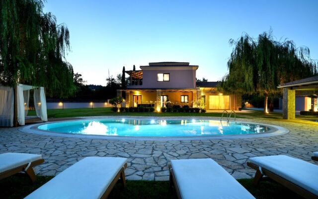 Villa Black White Dassia