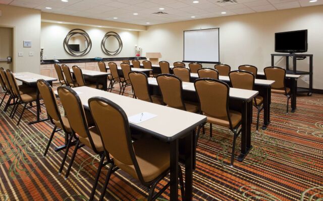 Hampton Inn & Suites Minot Airport