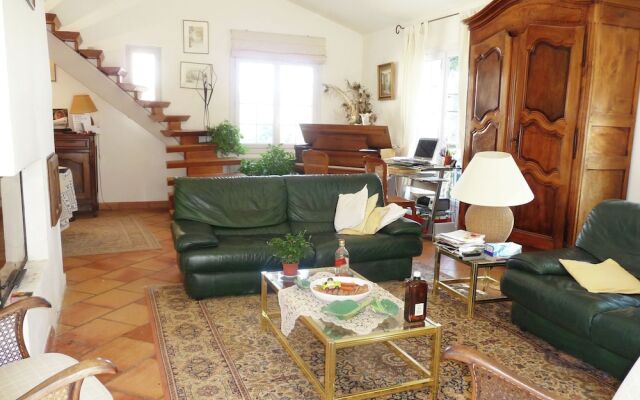 Attractive Holiday Home in Céreste With Swimming Pool