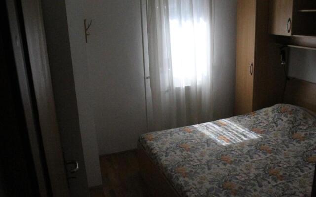 Apartman 100m2, full opremljen, privatni parking.