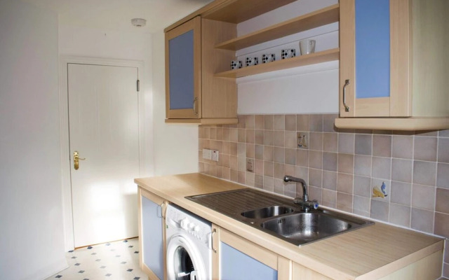 Spacious 2 Bedroom Home in Edinburgh