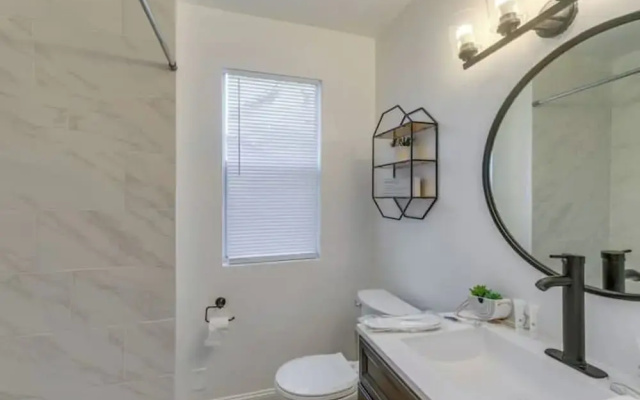 3BR Charming Retreat W & Deck & Wifi