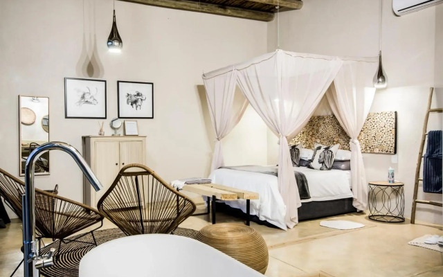 Kruger Sunset Lodge - living with lions