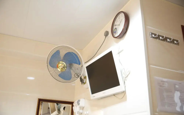 Lucky Hotel - Carlton Group of Hostels