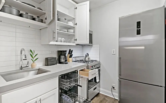 Stylish & Furnished Studio in Lakeview