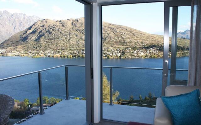 Remarkable Lake View Townhouse Queenstown Hill