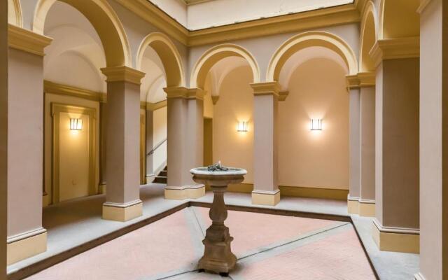 Quiet apartment with balcony at the Trevi Fountain