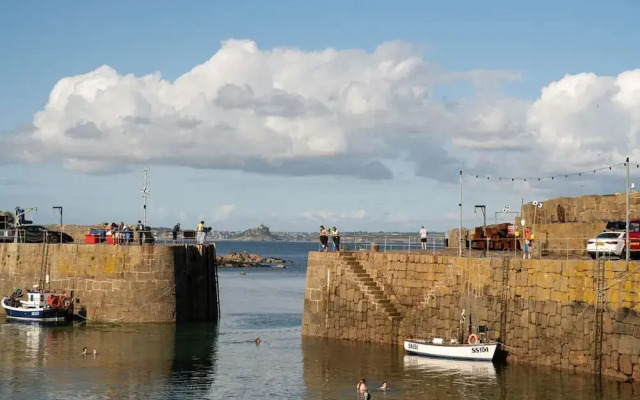 Seaview-2br-sleeps5-cottage-fastwifi-woodburner