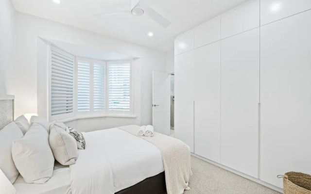 Peach Apartment at Palm View Collective – Guest Rooms – Sydney