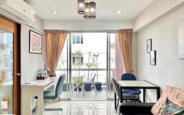 Modern Unit at Lumpini,Sathon by Sabai