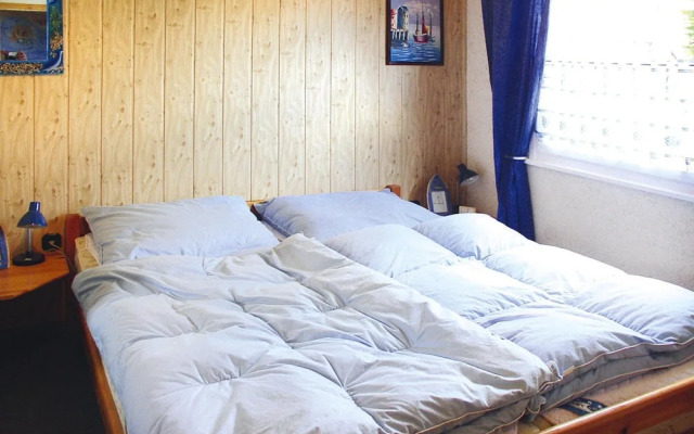 Twin Bungalow at Black Lake, Schwarz