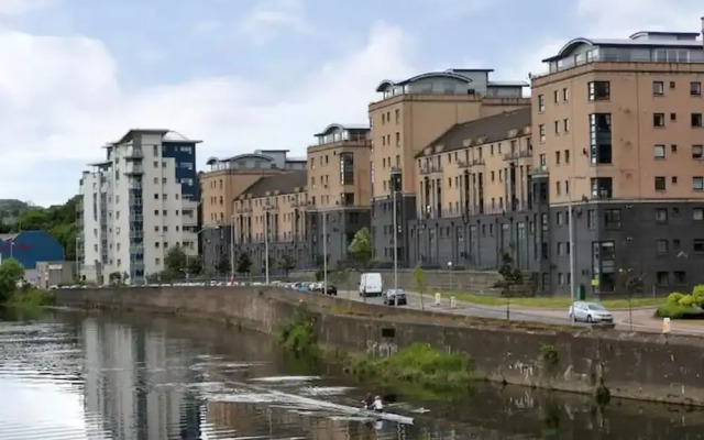 Riverview-2br-sleeps4-citycentre-parking-fastwifi