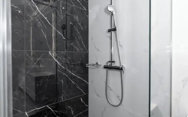 Spacious & Stylish Athens Apartment - Walk To Metro