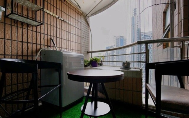 Four Seasons Window View Apartment