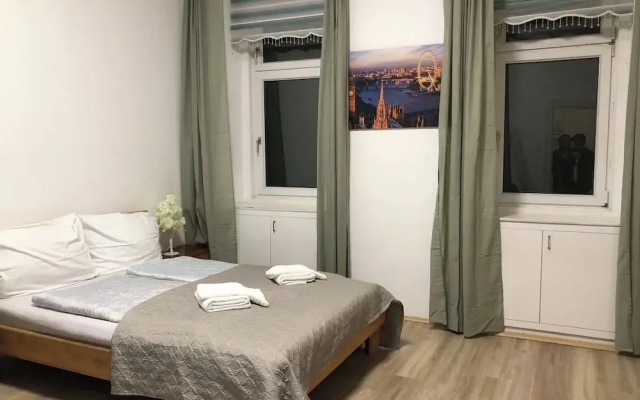 Charming 1BR Apt With Garden Danube