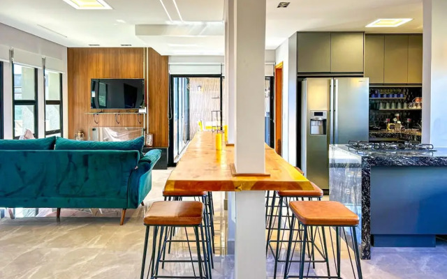 Casa com 4 Su tes Jacuzzi e Lareira Externa