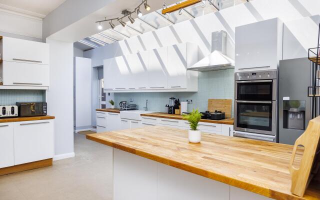 London House Sleeps 12 Free Parking Wifi