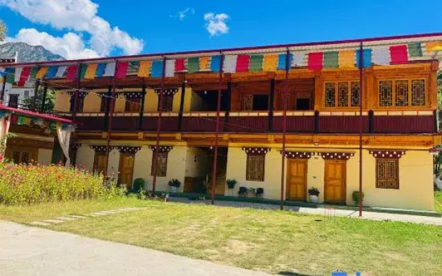 Maido Kangsang Homestay (Zhonglu Tibetan Village Scenic Area)