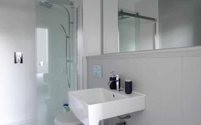 Spacious 2 Bedroom Loft In Converted School