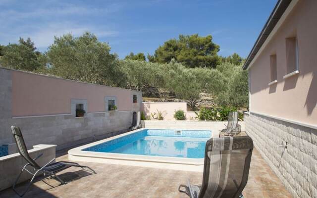 Lovely Holiday Home with Private Swimming Pool in Dalmatia