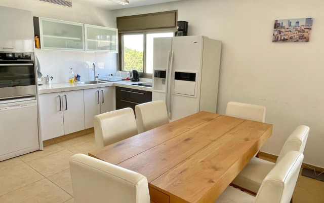 Beautiful 2-bedroom condo in the heart of Tel Aviv