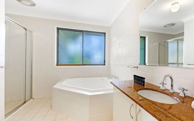 Kozyguru | Westleigh | 4 Bed Room | Free Parking