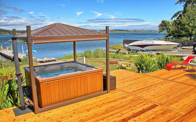 Birds of a Feather Victoria Oceanfront Studio Suites