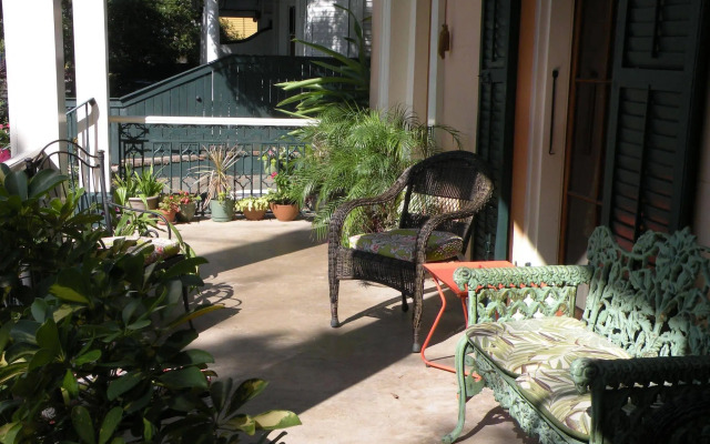Parisian Courtyard Inn