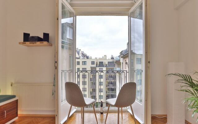Fr.balcony-trendy neighborhood-2BR 45sqm